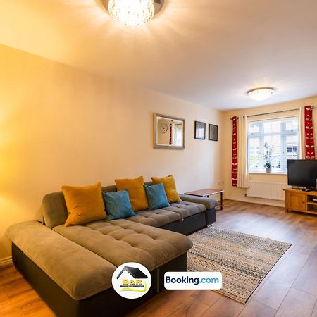 B And R Serviced Accommodation: Spacious 3-Bedroom with High-Speed Wi-Fi Amesbury Exterior photo