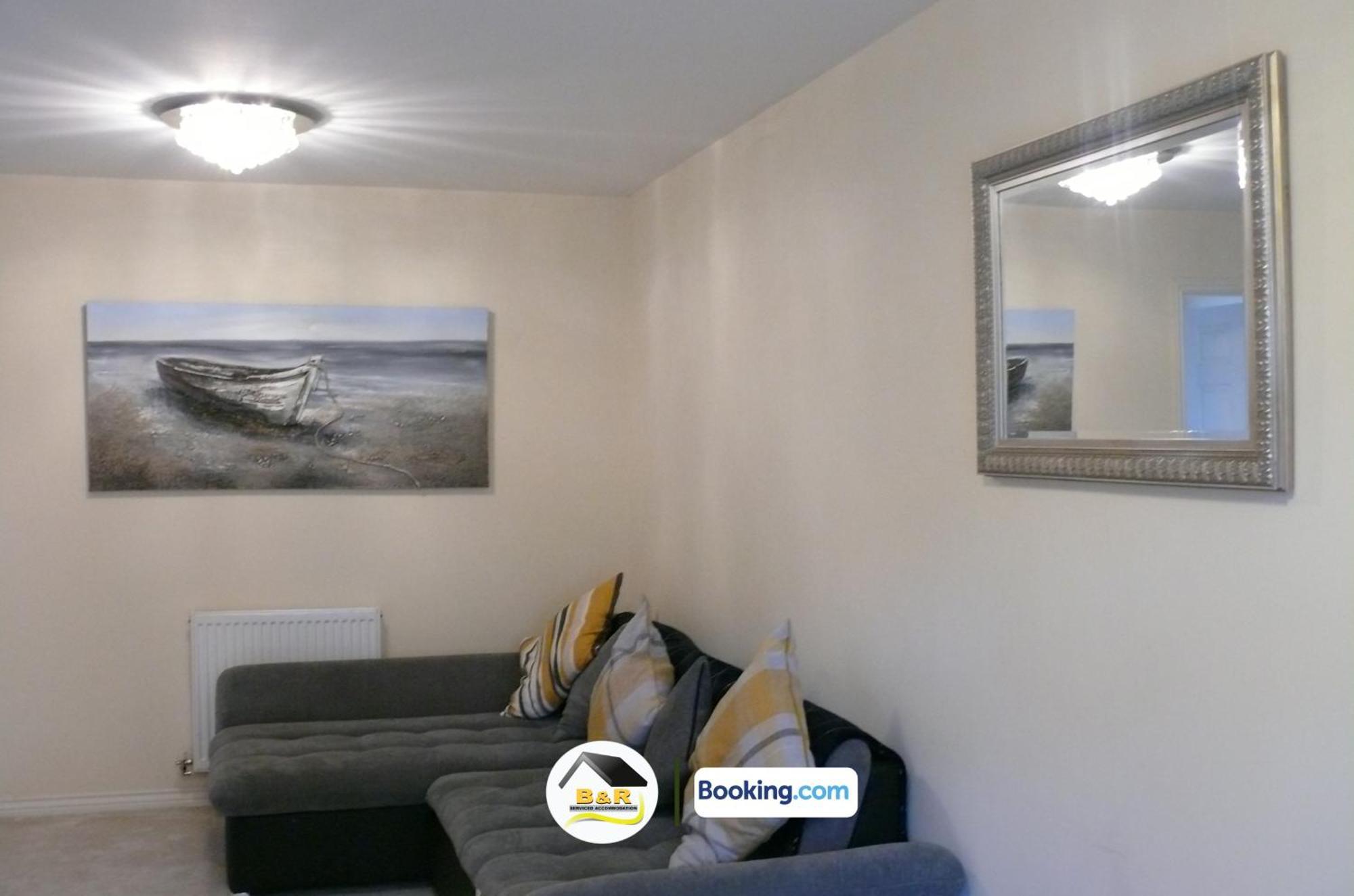 B And R Serviced Accommodation: Spacious 3-Bedroom with High-Speed Wi-Fi Amesbury Exterior photo
