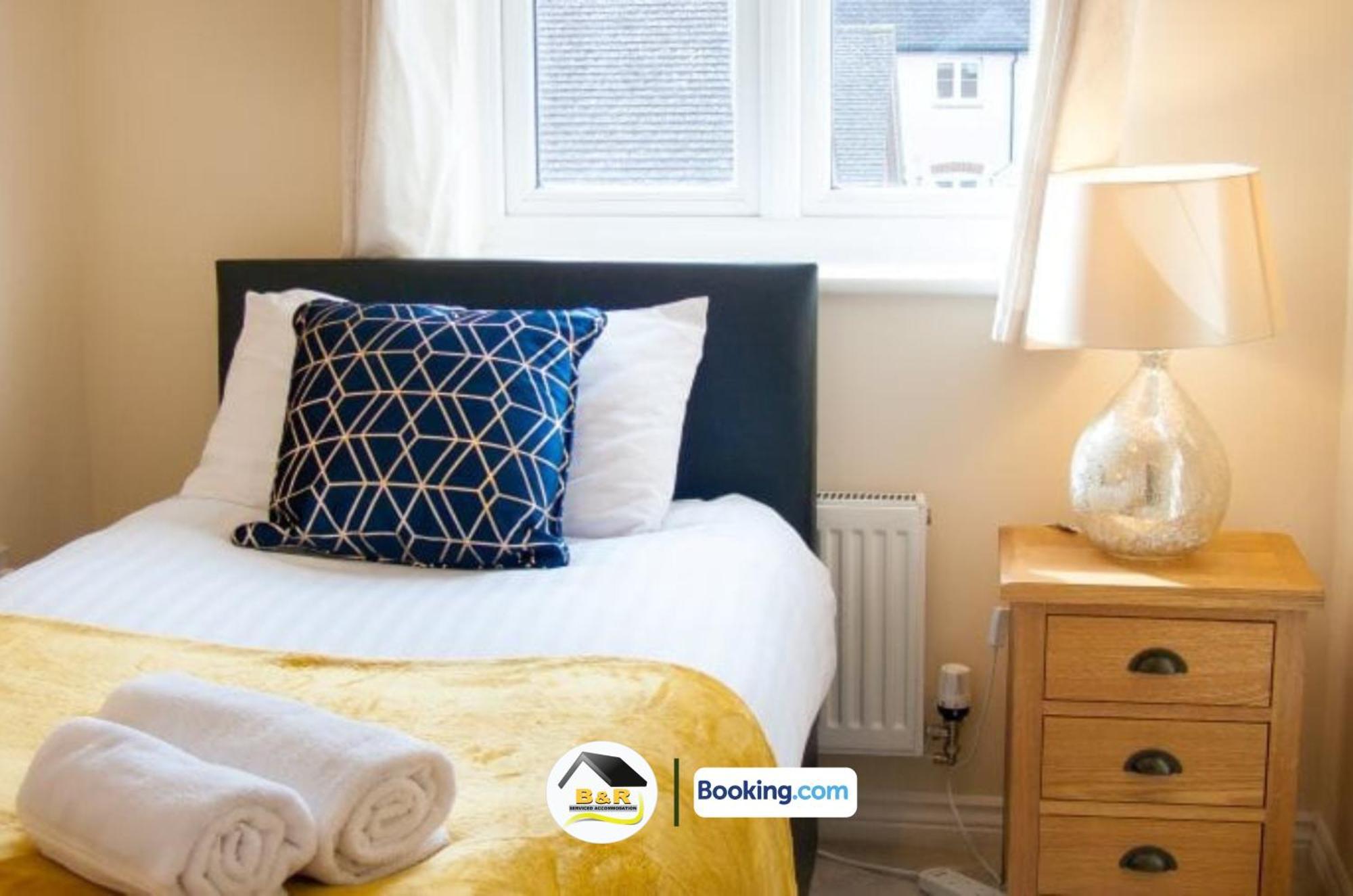 B And R Serviced Accommodation: Spacious 3-Bedroom with High-Speed Wi-Fi Amesbury Exterior photo