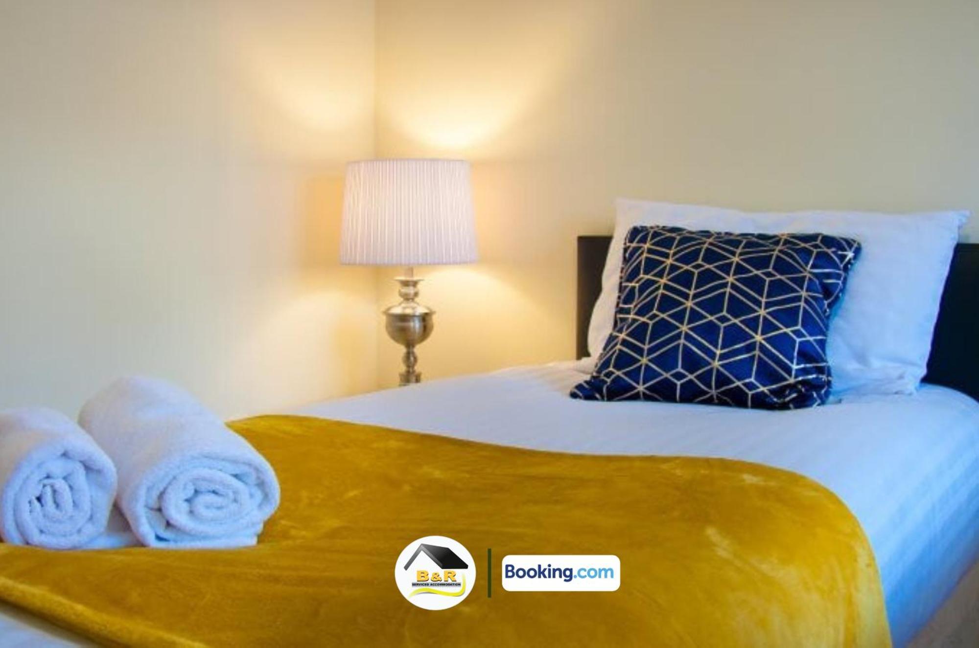 B And R Serviced Accommodation: Spacious 3-Bedroom with High-Speed Wi-Fi Amesbury Exterior photo