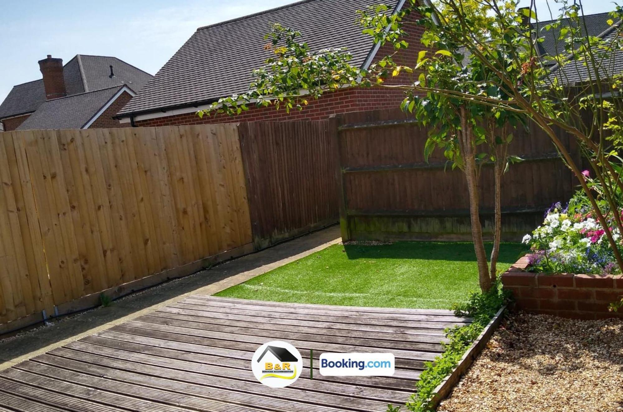 B And R Serviced Accommodation: Spacious 3-Bedroom with High-Speed Wi-Fi Amesbury Exterior photo