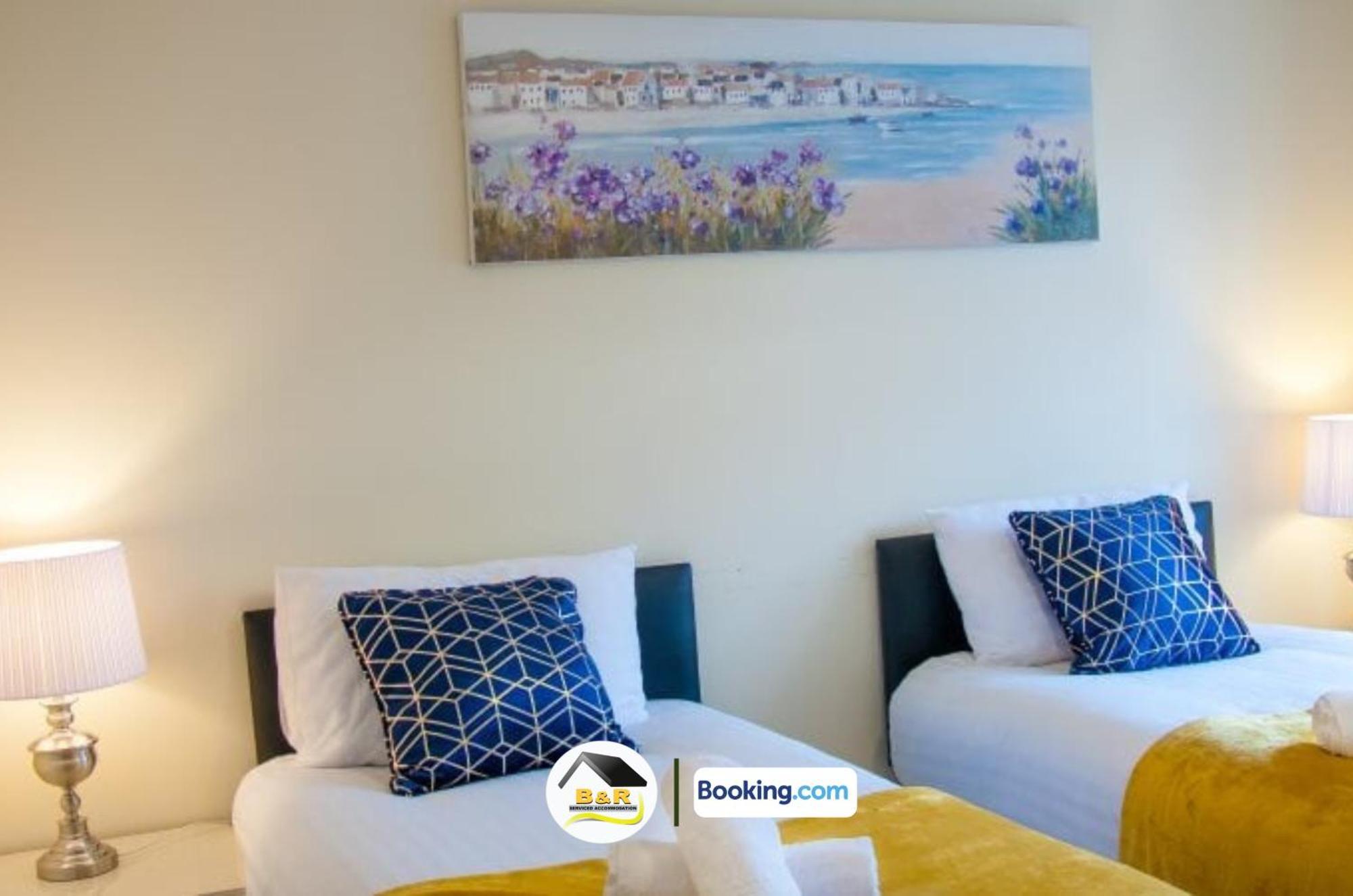 B And R Serviced Accommodation: Spacious 3-Bedroom with High-Speed Wi-Fi Amesbury Exterior photo