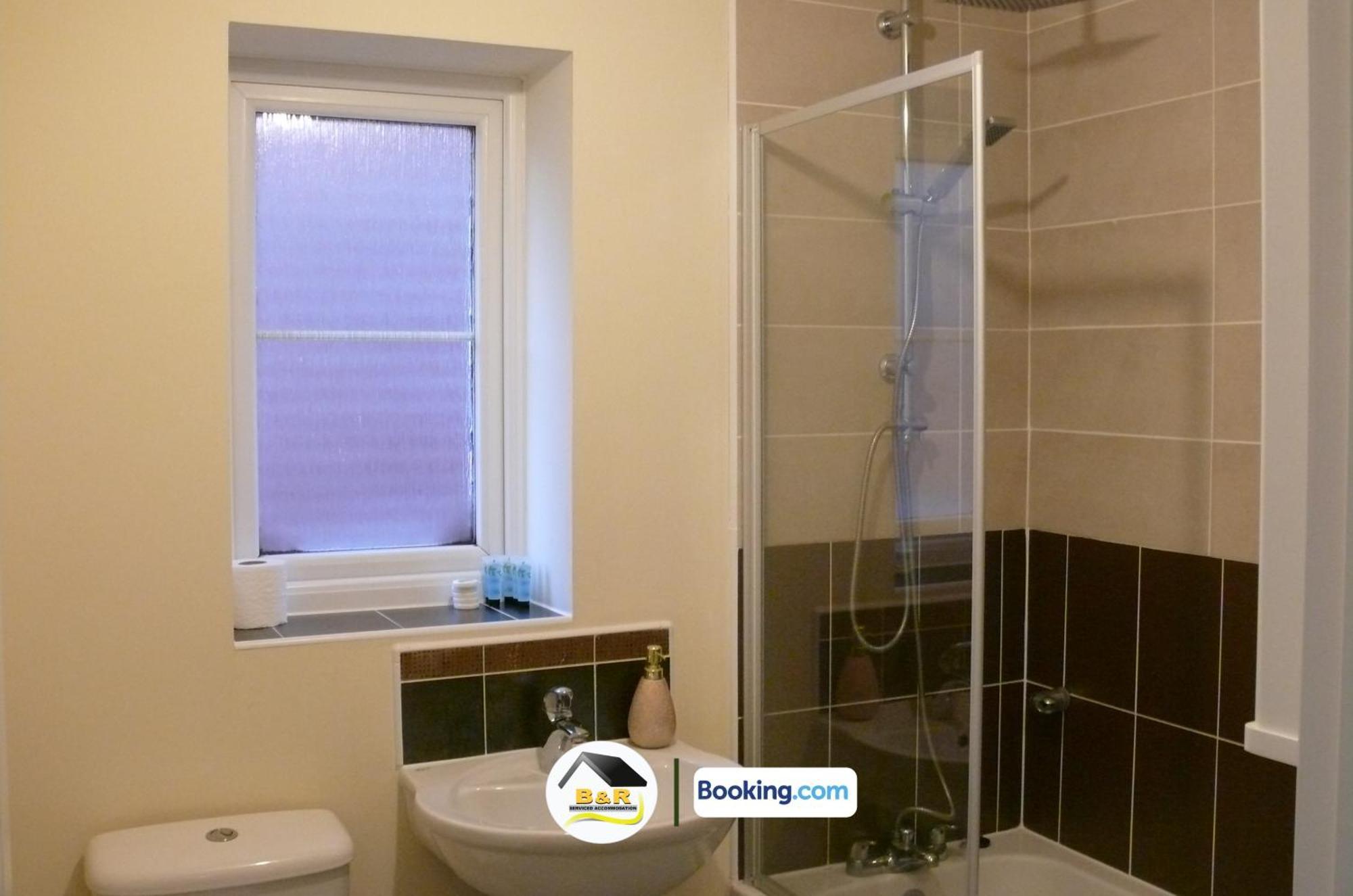 B And R Serviced Accommodation: Spacious 3-Bedroom with High-Speed Wi-Fi Amesbury Exterior photo
