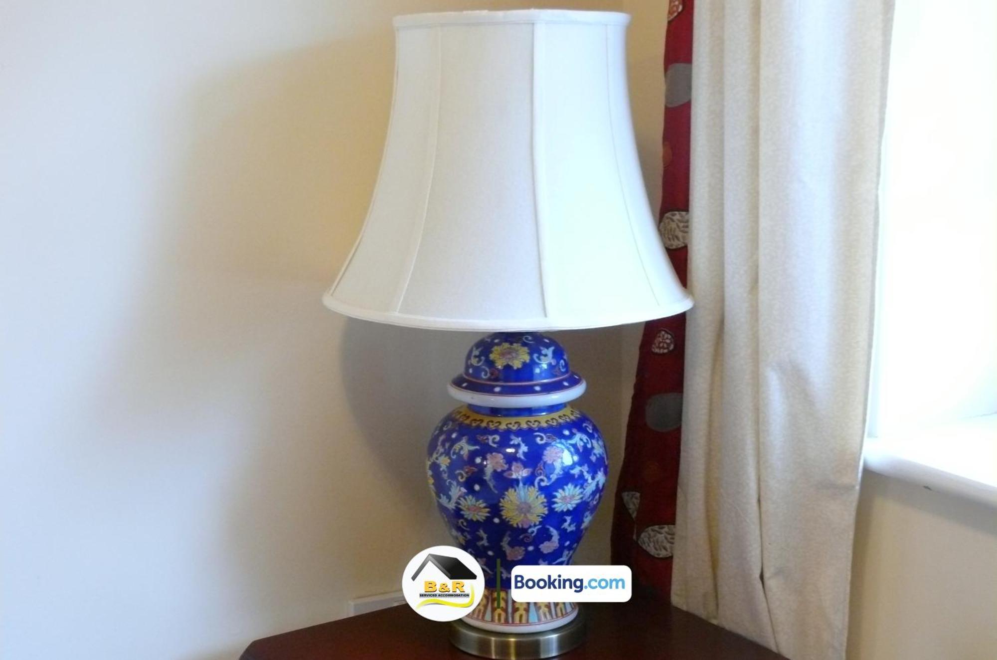 B And R Serviced Accommodation: Spacious 3-Bedroom with High-Speed Wi-Fi Amesbury Exterior photo