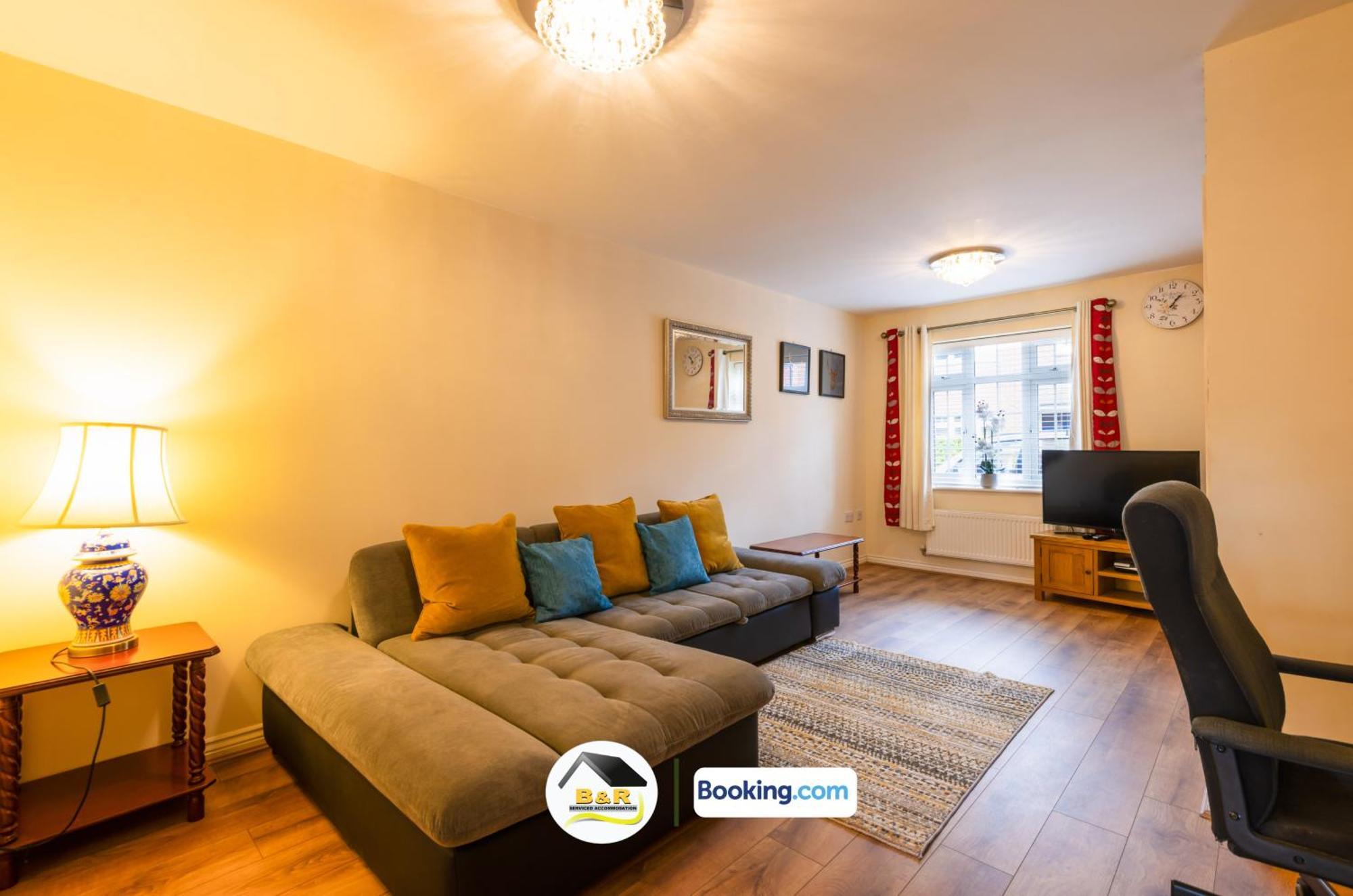 B And R Serviced Accommodation: Spacious 3-Bedroom with High-Speed Wi-Fi Amesbury Exterior photo