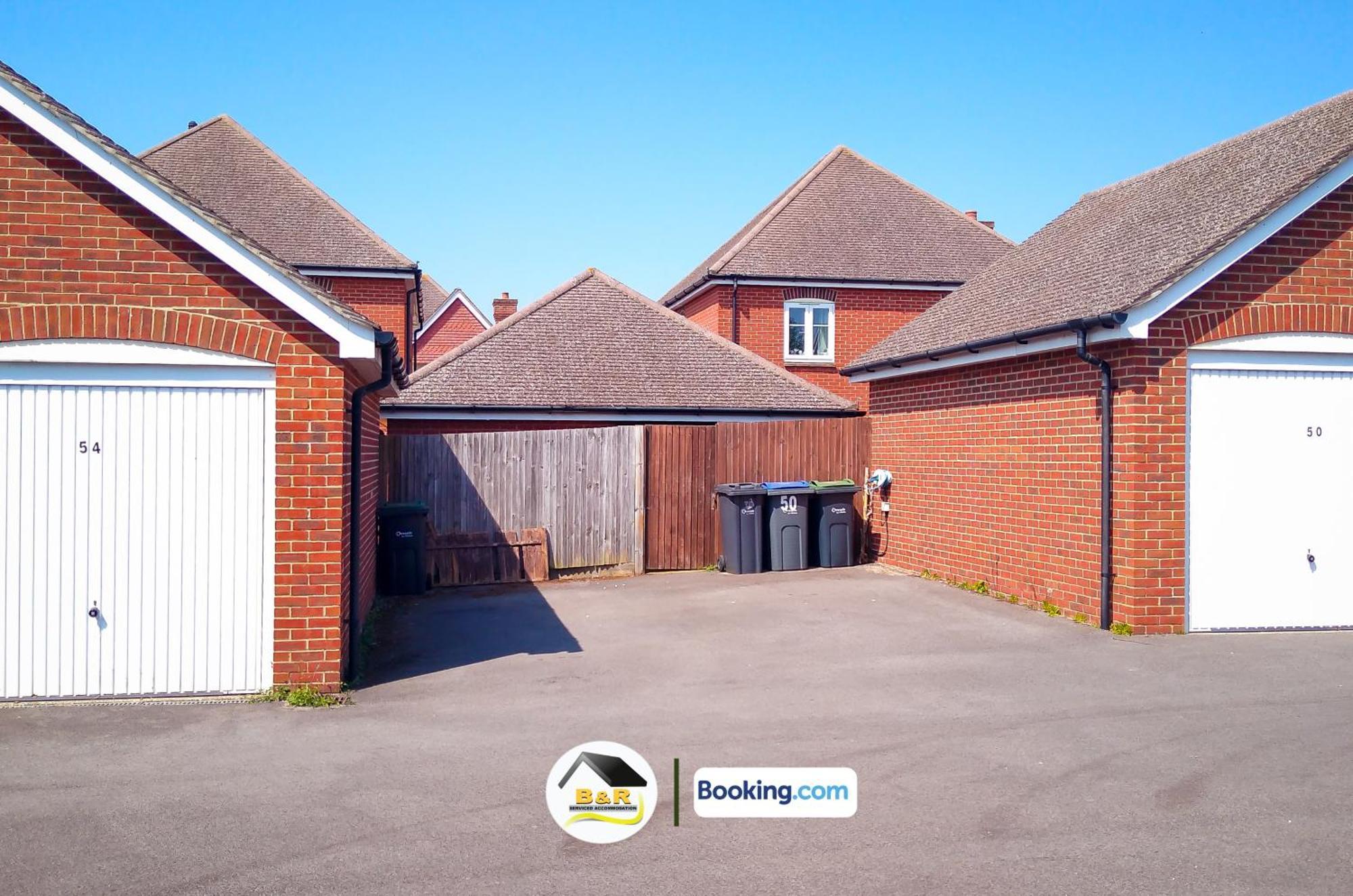 B And R Serviced Accommodation: Spacious 3-Bedroom with High-Speed Wi-Fi Amesbury Exterior photo