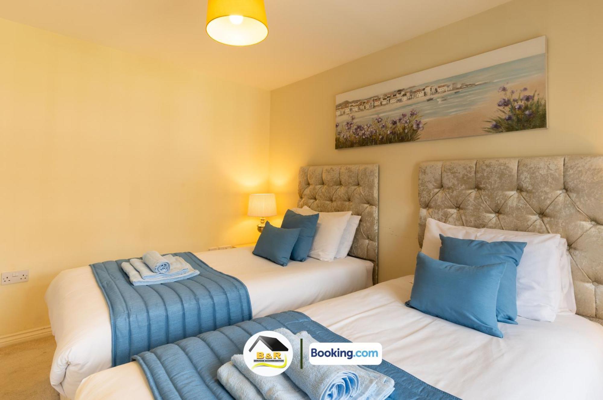 B And R Serviced Accommodation: Spacious 3-Bedroom with High-Speed Wi-Fi Amesbury Exterior photo