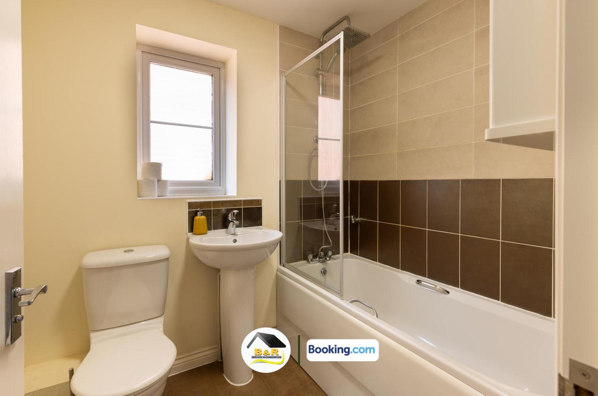 B And R Serviced Accommodation: Spacious 3-Bedroom with High-Speed Wi-Fi Amesbury Exterior photo