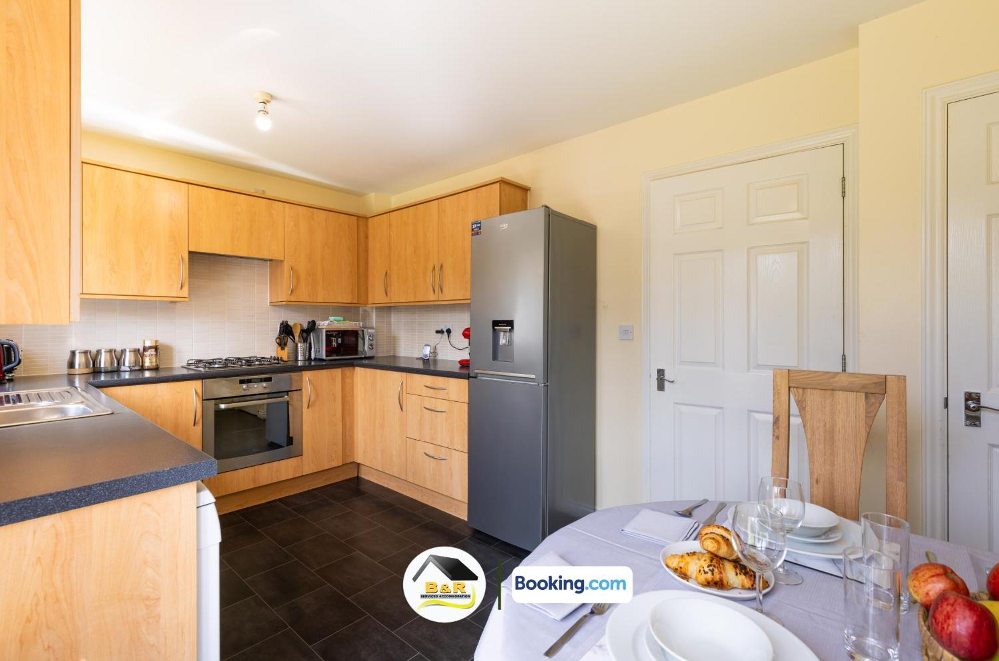 B And R Serviced Accommodation: Spacious 3-Bedroom with High-Speed Wi-Fi Amesbury Exterior photo